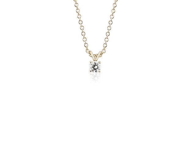 Classically elegant, this cable chain diamond necklace features a striking round diamond pendant set in 14k yellow gold.