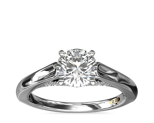 Dazzling in its details, this solitaire features a slight curvature at the shoulders and sparkling diamonds on the profile - elements that set this solitaire apart from the basic.